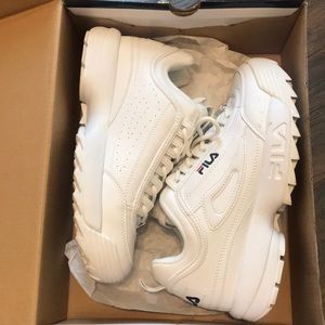 FILA barely worn... like NEW... FILA ❤️ ❤️ ❤️